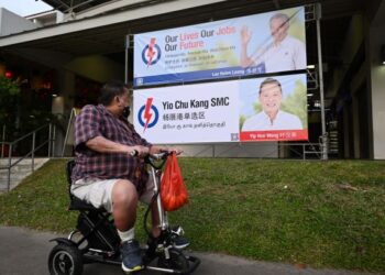 Pada Pilihan Raya Singapura 2011, calon dari Parti Perpaduan Nasional (NSP) meminta derma melalui media sosial dengan menyediakan akaun bank peribadi. – Gambar hiasan/AFP