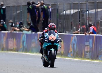 AKSI penunggang Petronas Yamaha SRT, Fabio Quartararo ketika menjuarai perlumbaan MotoGP pada Grand Prix Sepanyol di Jerez, hari ini. - AFP