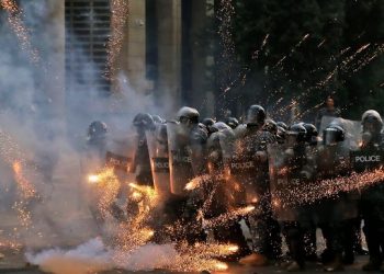 POLIS anti rusuhan dilontar mercun oleh penunjuk perasaan di depan bangunan Parlimen di Beirut. - AFP