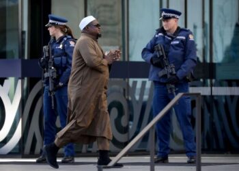 Imam Pusat Islam Linwood, Alabi Lateef Zirullah (tengah) menghadiri kes perbicaraan Brenton Tarrant yang menyerang dua masjid di Christchurch, New Zealand, dua tahun lalu. - AFP