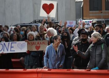 ORANG ramai berhimpun di luar Mahkamah Tinggi Christchurch meraikan keputusan mahkamah menjatuhkan hukuman penjara seumur hidup terhadap Brenton Tarrant. - AFP