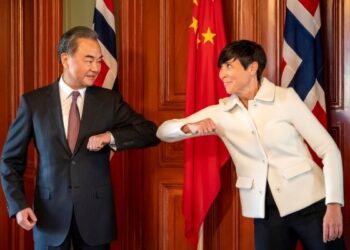 WANG Yi berlaga siku dengan Menteri Luar Norway, Ine Eriksen Soreide ketika lawatan ke Oslo. - AFP