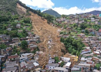 KEADAAN tanah runtuh yang berlaku di Petropolis, Brazil akibat curahan hujan lebat luar biasa. - AFP