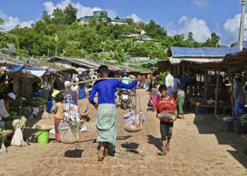 PELARIAN Rohingya melakukan aktiviti harian di kem pelarian Jamtoli di Ukhia, Bangladesh. - AFP