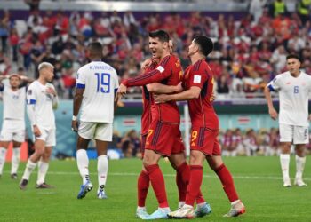 Penyerang Sepanyol, Alvaro Morata meraikan gol keenam pasukannya menentang Costa Rico di Stadium Al Thumama (AFP)