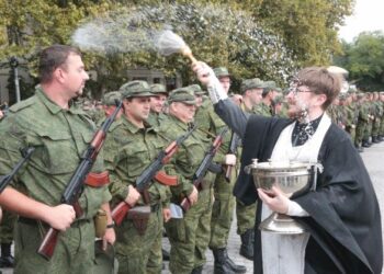 SEORANG paderi melakukan ritual ortodoks kepada tentera-tentera Russia sebagai tanda sokongan serangan di timur Ukraine. -AFP