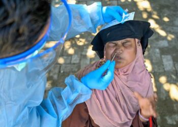 SEORANG pelarian Rohingya menjalani saringan Covid-19 dengan melakukan pengambilan sampel calitan hidung di pusat perlindungan sementara di Ladong, wilayah Aceh Indonesia pada 9 Januari lalu.-AFP