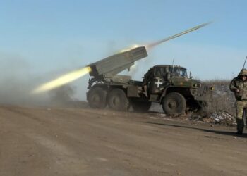 GAMBAR ini menunjukkan rakaman video AFP yang memperlihatkan seorang anggota tentera Ukraine memandang jauh ketika melancar roket 122mm BM-21'Grad' MLRS di pinggir Soledar kelmarin.-AFP