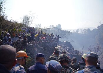 PASUKAN penyelamat berkumpul di tempat kejadian nahas pesawat Yeti Airlines terhempas di Pokhara, Nepal semalam.-AFP