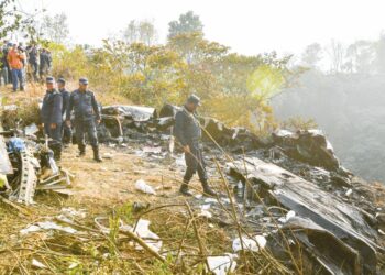 PASUKAN penyelamat memeriksa serpihan pesawat Yeti Airlines di Pokhara, Nepal, kelmarin.-AFP