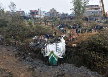 KOTAK hitam pesawat Yeti Airlines yang terhempas ditemukan oleh pasukan penyelamat, semalam.-AFP