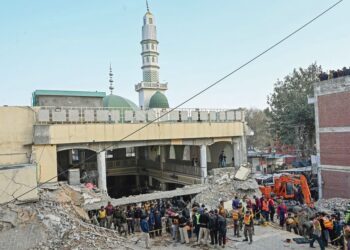 PEKERJA penyelamat mencari baki mangsa di tengah-tengah serpihan masjid yang rosak akibat letupan yang berlaku kelmarin. -AFP