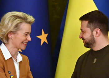 VOLODYMYR Zelenskyy dan Ursula von der Leyen berbual selepas sidang akhbar di Kyiv, semalam.