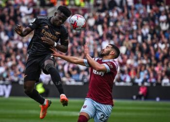Pemain Arsenal, Bukayo Saka cuba melepasi kawalan pemain West Ham United dalam aksi Liga Perdana Inggeris di Stadium London sebentar tadi. (Foto: AFP)