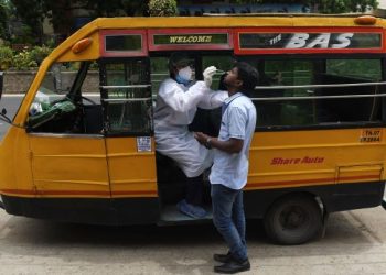 PETUGAS perubatan menjalankan ujian swab dari dalam bas di Chennai, India. – AFP