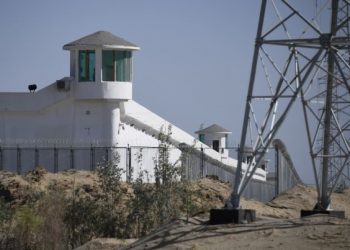 GAMBAR fail bertarikh 30 Mei 2019 menunjukkan menara tinjau di kem yang menempatkan etnik Islam Uighur di Xinjiang, China. – AFP