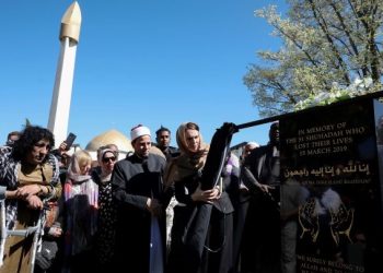 JACINDA Ardern merasmikan plak peringatan mereka yang terkorban dalam serangan keganasan di Masjid Al Noor, Christchurch. – AFP