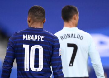 Melepaskan Mbappe (kiri) secara percuma pastinya satu tamparan untuk PSG, namun Ronaldo juga tidak akan mendapat apa-apa pada musim panas seterusnya jika dia tidak menandatangani kontrak baharu di Juventus.- AFP