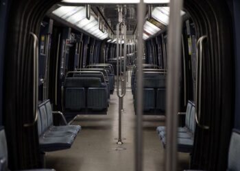 Keadaan dalam tren yang lengang di Paris apabila Perancis melaksanakan perintah berkurung waktu malam bagi mengekang penularan Covid-19. - AFP