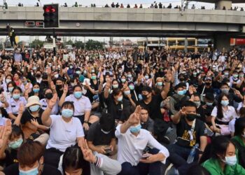 KUMPULAN pelajar berhimpun di Bangkok, Thailand. - AFP