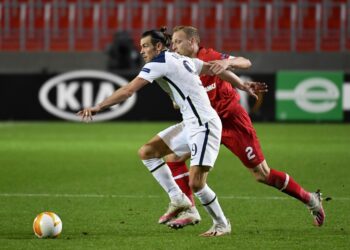 GARETH Bale (kiri) bersaing dengan pemain Antwerp, Ritchie De Laet dalam aksi Liga Europa di Bosuilstadion Antwerpen pagi tadi. - AFP