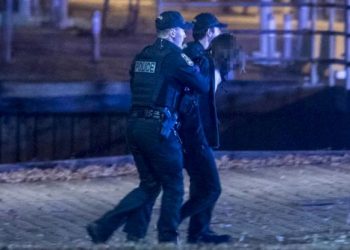 ANGGOTA polis menahan seorang lelaki yang disyaki menyerang penduduk awam sehingga dua mati di Quebec City, Kanada. - AFP