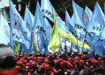 GOLONGAN pekerja meneruskan bantahan pelaksanaan Undang-Undang Cipta Kerja di Jakarta, Indonesia. - AFP