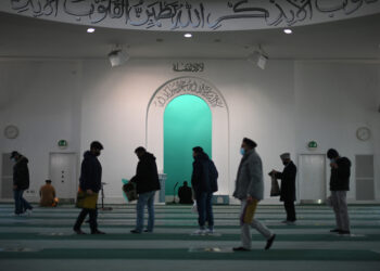 JEMAAH menyusun sejadah di Masjid Baitul Futuh di London. - AFP