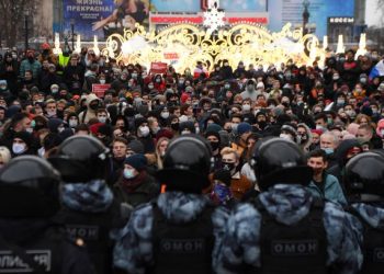 Polis Russia bersiap sedia bertempur dengan sebahagian penunjuk perasaan yang menyokong pemimpin pembangkang yang juga aktivis politik Alexei Navalny, di Moscow, Russia, semalam. -AFP