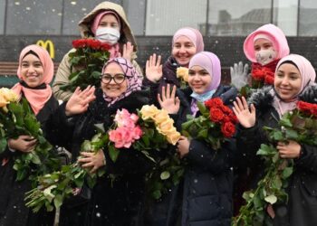 Sekumpulan aktivis wanita Islam Ukraine mengedarkan bunga kepada orang ramai sempena sambutan Hari Hijab Dunia pada 1 Februarui lalu. – Gambar hiasan/AFP