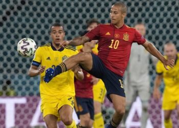 PEMAIN tengah Sepanyol, Thiago Alcantara mencabar jentera Sweden, Robin Quaison (kiri) ketika bersaingan dalam  Euro 2020.- AFP