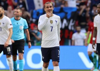 PENYERANG Perancis, Antoine Griezmann (tengah) meraikan gol selepas menyamakan kedudukan ketika menentang Hungary  dalam aksi Kumpulan F Euro 2020 di Arena Puskas, Budapest.- AFP