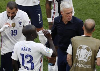 PENGENDALI Perancis, Didier (dua dari kanan) Deschamps berkata sesuatu kepada anak-anak buahnya ketika skuad Les Blues menentang Hungary dalam Kumpulan F Euro 2020 di Arena Puskas, Budapest, semalam.- AFP