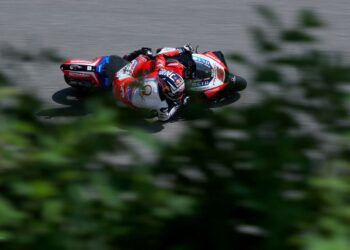 PENUNGGANG Pramac-Ducati, Johann Zarco menempah petak pertama bagi saingan MotoGP dalam GP Jerman di litar Sachsenring.- AFP