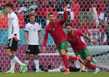 PENYERANG Portugal, Cristiano Ronaldo (dua dari kanan) meraikan gol pembukaan yang dijaringkan olehnya sewaktu berdepan Jerman dalam aksi Kumpulan F Euro 2020 di Arena Allianz, Munich, hari ini.- AFP