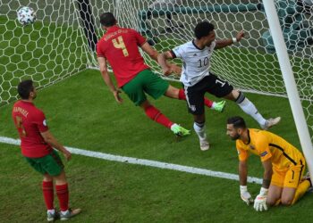 PENJAGA gol Portugal, Rui Patricio (kanan) kecewa selepas Raphael Guerreiro (kiri) tidak sengaja menjaringkan gol sendiri untuk meletakkan Jerman 2-1 di babak pertama dalam aksi Kumpulan F Euro 2020 di Arena Allianz, Munich.- AFP