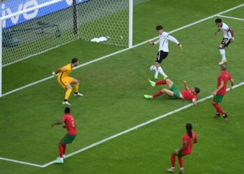 PEMAIN tengah Jerman, Kai Havertz (atas, dua dari kanan) menjaringkan gol ketiga untuk Jerman sewaktu menentang Portugal dalam aksi Kumpulan F Euro 2020, di Arena Allianz, Munich.- AFP