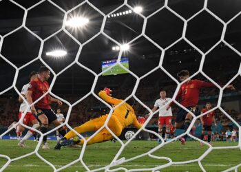 PENJAGA gol Poland, Wojciech Szczesny (tengah) menyelamatkan gawang gol daripada dirobek penyerang Sepanyol, Alvaro Morata (kanan) dalam aksi Kumpulan E Euro 2020 di Stadium La Cartuja, Seville.- AFP