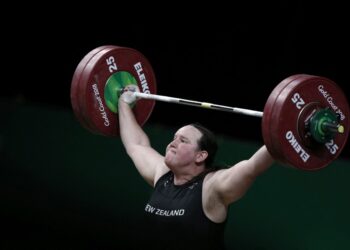 LAUREL HUBBARD, yang juga menjadi atlet angkat berat tertua menyertai Olimpik itu, bakal mengambil bahagian dalam kategori super heavyweight (87kg ke atas) wanita di Tokyo nanti.- AFP