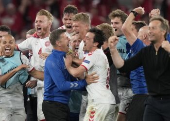 PASUKAN Denmark meraikan kemenangan menentang Rusia 4-1 di Stadium Copenhagen sekaligus memperbaiki kedudukan dalam Kumpulan B untuk mara ke pusingan kalah mati. - AFP