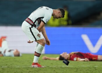 PENYERANG sensasi Portugal, Cristiano Ronaldo menghempas lilitan kapten apabila pasukannya terkandas pada peringkat 16 terakhir Euro 2020 selepas tewas 0-1 kepada Belgium di Stadium La Cartuja, Seville, semalam.- AFP