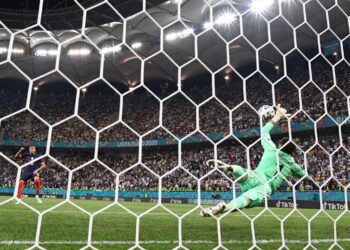 PENJAGA gol Switzerland, Yann Sommer menafikan tendangan penalti penentuan penyerang Perancis, Kylian Mbappe dalam aksi peringkat 16 terakhir Euro 2020 di Stadium Nasional, Bucharest, hari ini.- AFP