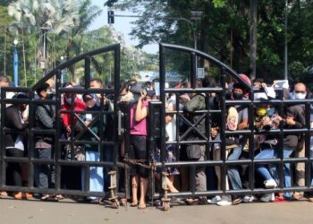 PENDUDUK berhimpun di pintu masuk pusat pemberian vaksin di   Tangerang, Jakarta. - AFP