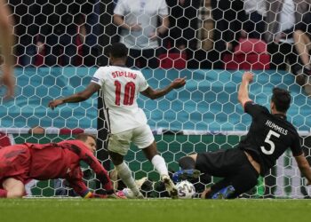 PEMAIN sayap England, Raheem Sterling (tengah) meledak gol pembukaan ketika pasukannya berdepan Jerman dalam aksi peringkat 16 terakhir Euro 2020 di Stadium Wembley, London, hari ini.- AFP