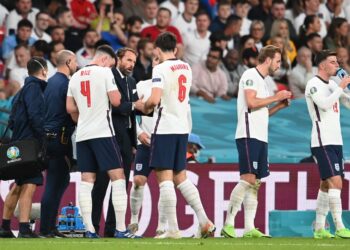 England menduduki kedudukan ketiga FIFA mengatasi Perancis di kedudukan keempat.