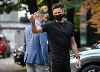 Olivie Giroud melengkapkan perpindahan ke AC Milan hari ini