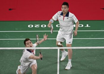 Aaron Chia-Soh Wooi Yik terpaksa akur dengan kekalahan kepada pasangan Indonesia, Mohamad Ahsan-Hendra Setiawan dalam saingan Kumpulan D di Sukan Olimpik Tokyo 2020.