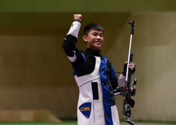 PENAMBAK China, Zhang Changhong meraikan kejayaan memenangi pingat emas dalam acara 50m rifle 3 posisi Sukan Olimpik 2020 Tokyo, hari ini.- AFP