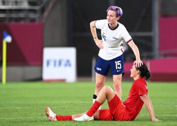 Megan Rapinoe mengucapkan tahniah kepada Jessie Fleming selepas jaringan penalti separuh masa keduanya membawa Kanada ke aksi final Sukan Olimpik Tokyo 2020.