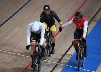 PELUMBA negara, Datuk Azizulhasni Awang (tengah ) mengucapkan tahniah kepada Nicholas Paul dari Trinidad dan Tobago selepas menamatkan saingan pusingan pertama keirin Sukan Olimpik di Velodrom Izu, Shizuoka, semalam.- AFP